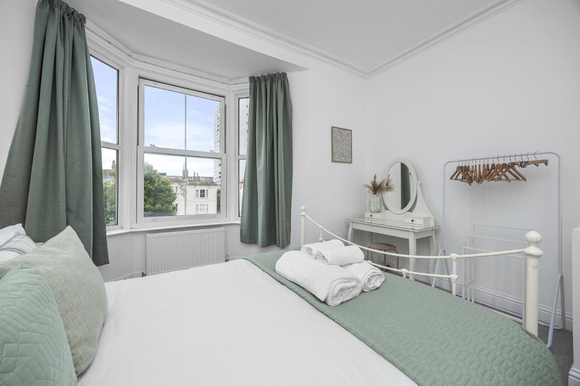 2 Bedroom Flat - With King Sized Beds, Netflix And Sky - Perfect For Contractors, Vacation Guests Or Those Relocating Brighton Екстер'єр фото