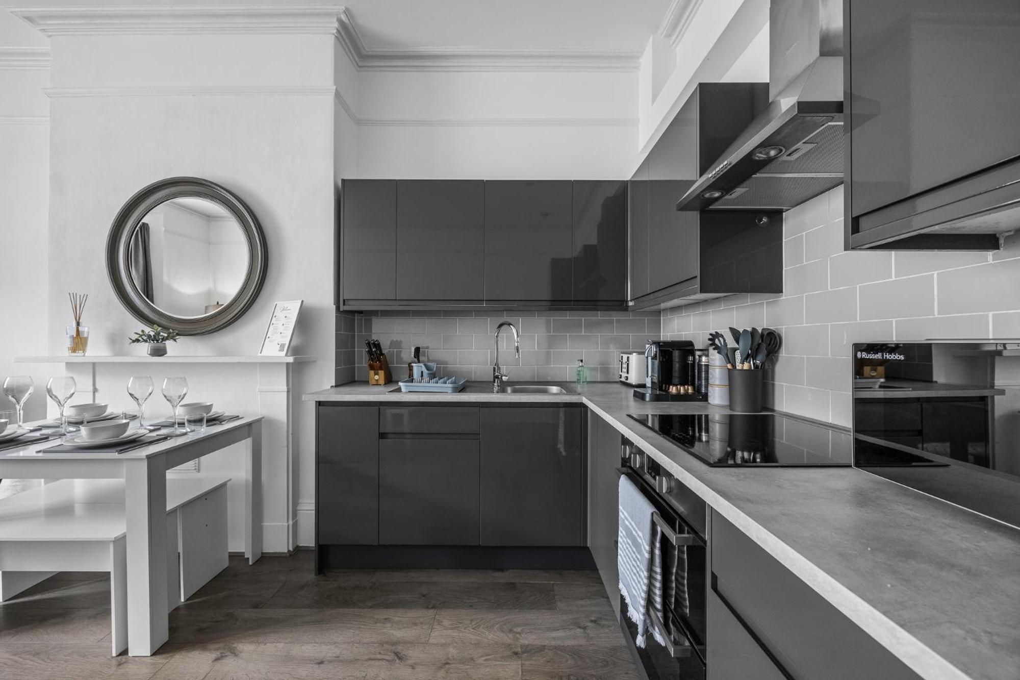 2 Bedroom Flat - With King Sized Beds, Netflix And Sky - Perfect For Contractors, Vacation Guests Or Those Relocating Brighton Екстер'єр фото