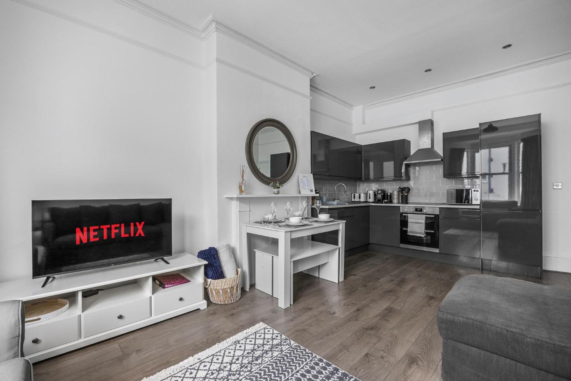 2 Bedroom Flat - With King Sized Beds, Netflix And Sky - Perfect For Contractors, Vacation Guests Or Those Relocating Brighton Екстер'єр фото