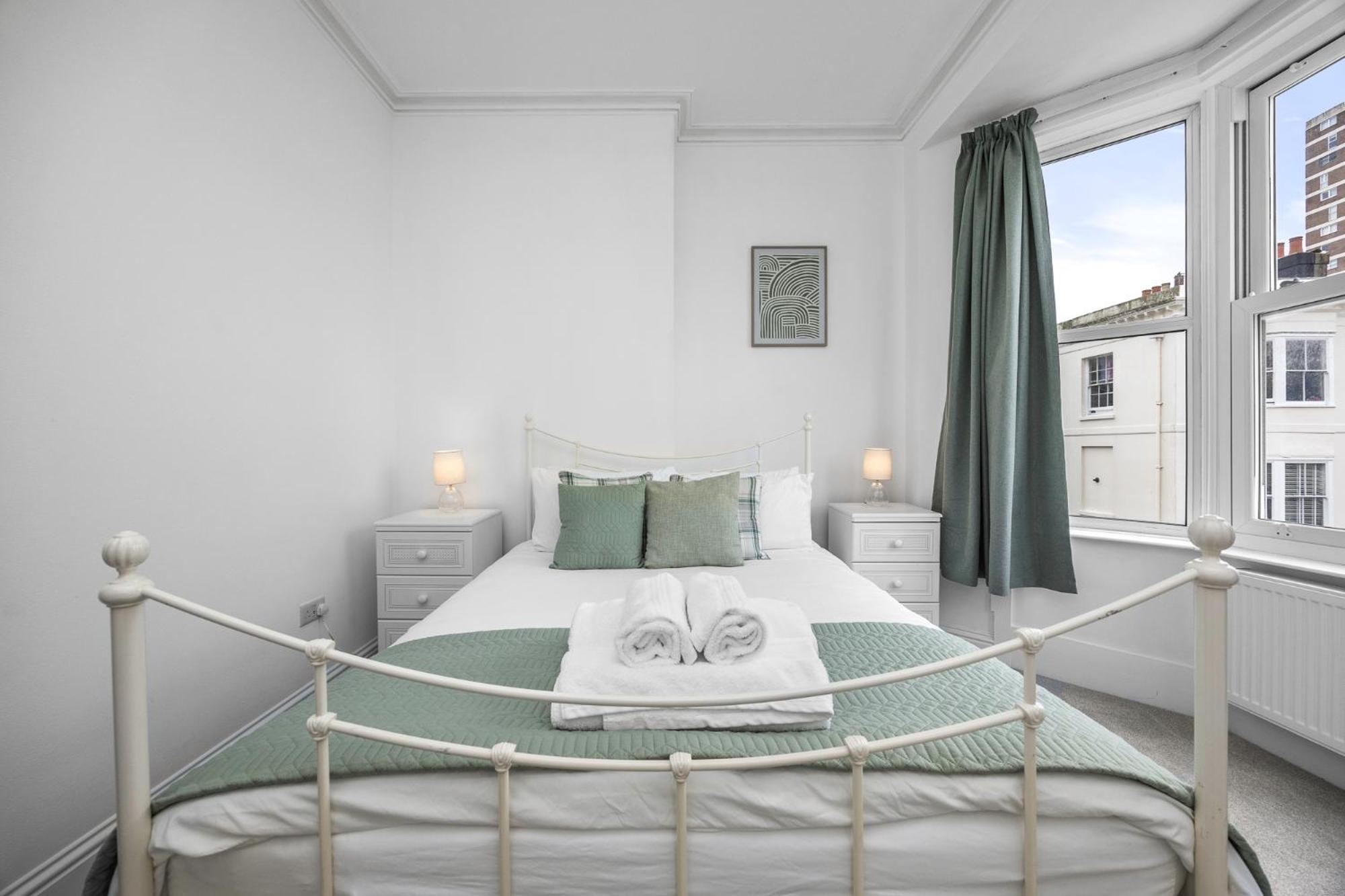 2 Bedroom Flat - With King Sized Beds, Netflix And Sky - Perfect For Contractors, Vacation Guests Or Those Relocating Brighton Екстер'єр фото